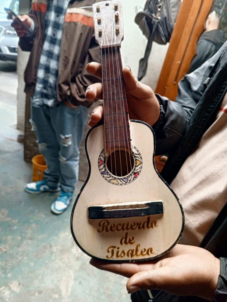 Guitarras de juguete whatsapp image 2026 01 17 at 5.12.52 pm (3)