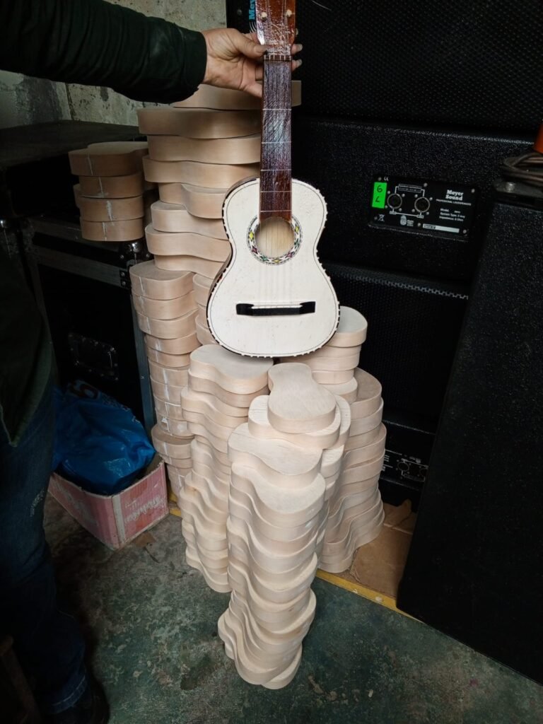 Guitarras de juguete whatsapp image 2026 01 17 at 5.40.57 pm